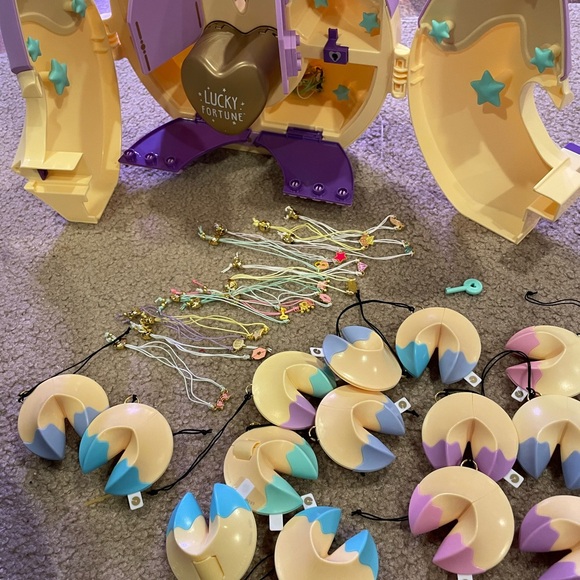 EUC Wow wee lucky fortune collectors case with over 20 bracelets - Picture 2 of 3